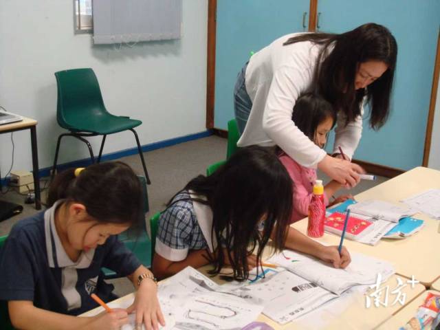 叶舟教当地学生学写字。