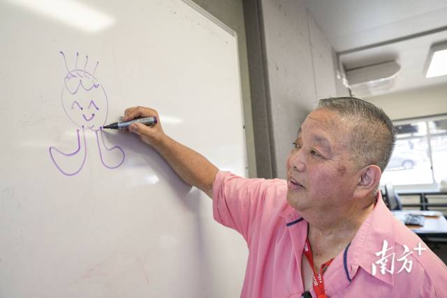 陈枫在白板上以象形图画讲解“儿”字,用充满童趣的方式让当地孩子轻松理解汉字的造字智慧。