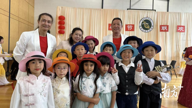暨华中国语言文化学校学生参加社团中秋节演出。