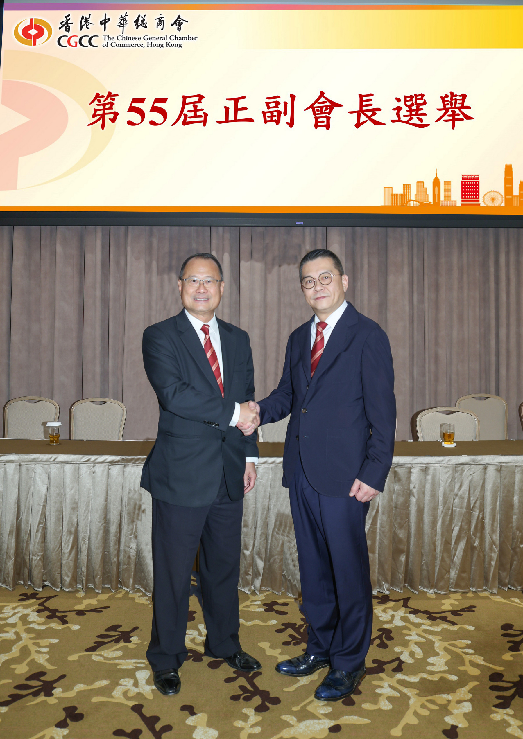 曾智明(右)接任蔡冠深(左)出任香港中华总商会会长
