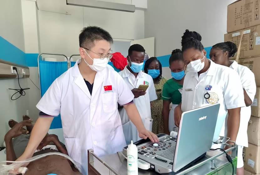 图片包含 人, 室内, 笔记本, 电脑 AI 生成的内容可能不正确。