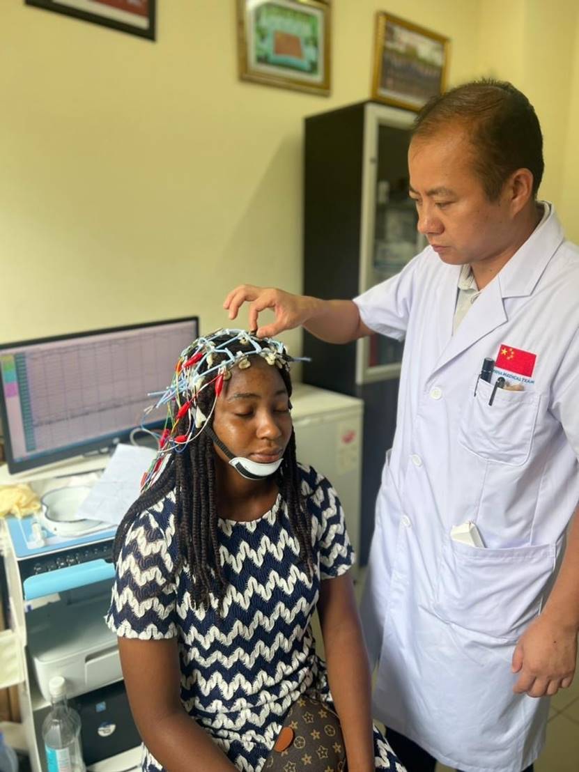 图片包含 人, 室内, 男人, 年轻 AI 生成的内容可能不正确。