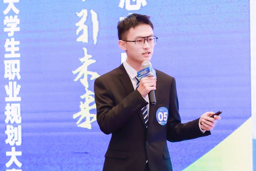 穿着西装笔挺的男子与配字 AI 生成的内容可能不正确。