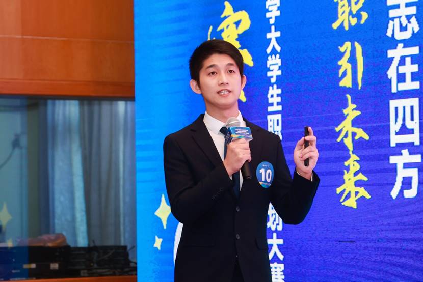 穿着西装笔挺的男子与配字 AI 生成的内容可能不正确。