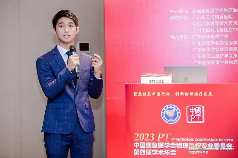 图片包含 游戏机, 盒子, 站, 西装 AI 生成的内容可能不正确。