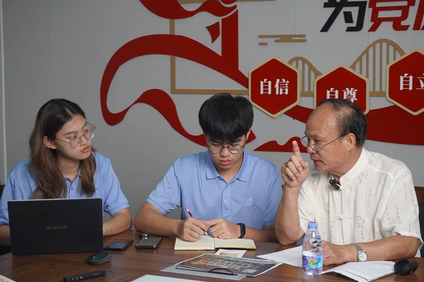 男人和女人在桌子前 AI 生成的内容可能不正确。