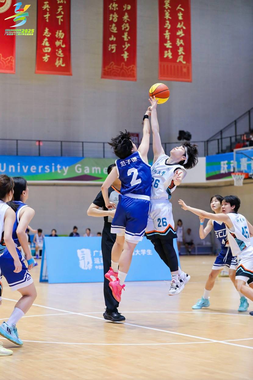 一群人在踢足球 AI 生成的内容可能不正确。