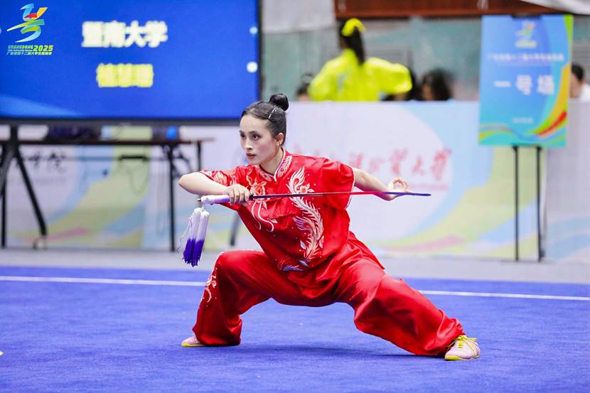 穿着蓝色衣服的小孩 AI 生成的内容可能不正确。