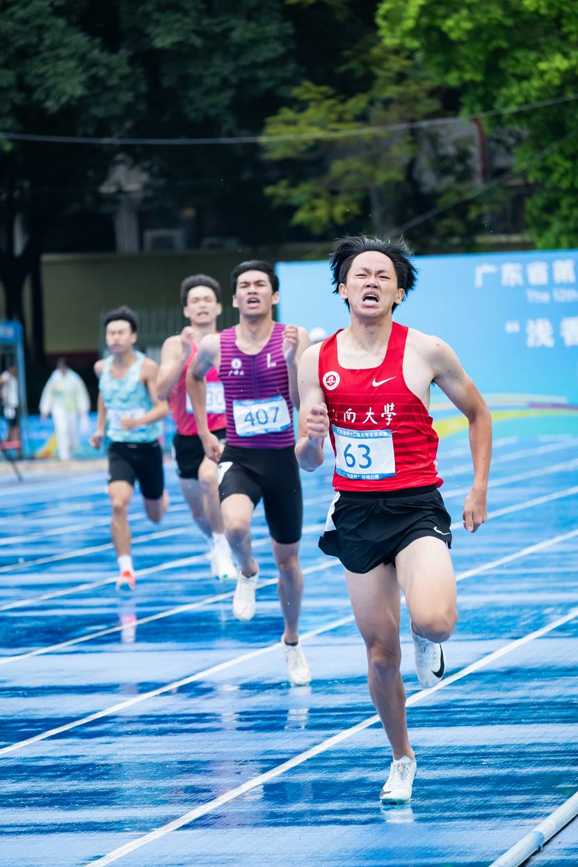 人在水里 AI 生成的内容可能不正确。