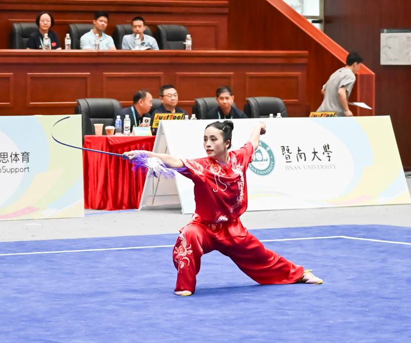 图片包含 人, 球拍, 院子, 球 AI 生成的内容可能不正确。