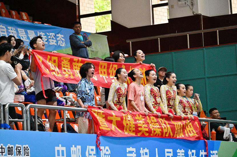 一群人在台上表演 AI 生成的内容可能不正确。