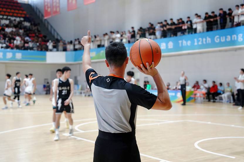 男人在篮球比赛 AI 生成的内容可能不正确。