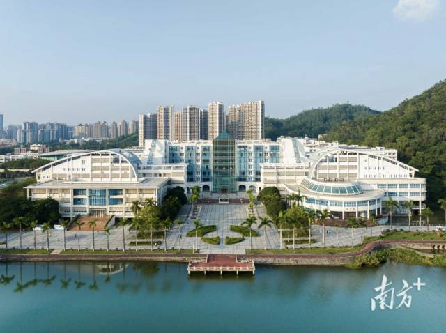 暨南大学珠海校区。