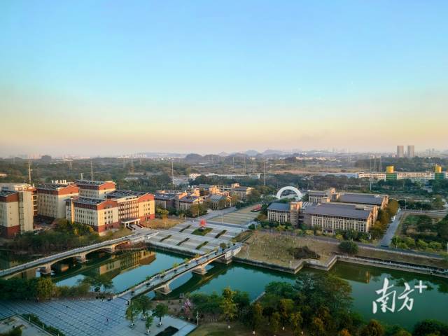 暨南大学番禺校区。