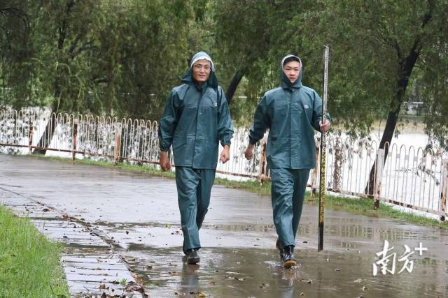 学校湖区安保人员及时测量周边水位,截至目前水位正常。