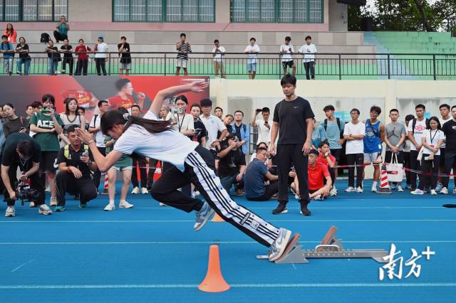 苏炳添“短跑加速阶段阻力训练方法应用”实操工作在暨南大学石牌校区旭日田径场举行。