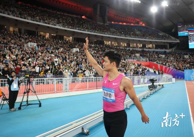 十五运会男子4x100米接力决赛现场,苏炳添向观众挥手致谢。