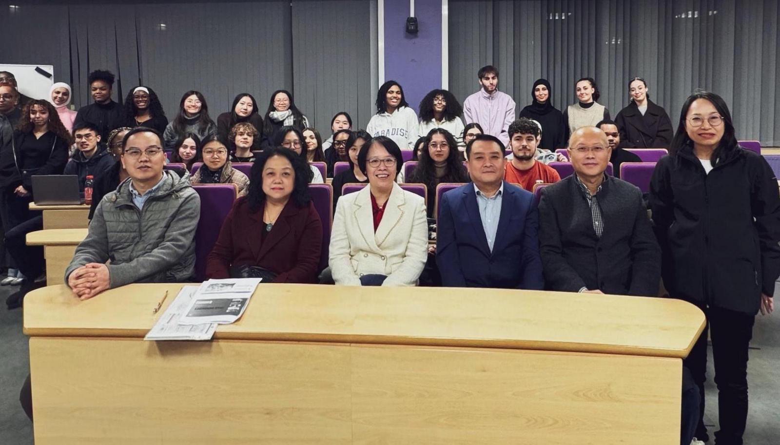 代表团与巴黎十二大学习中国文化的学生交流