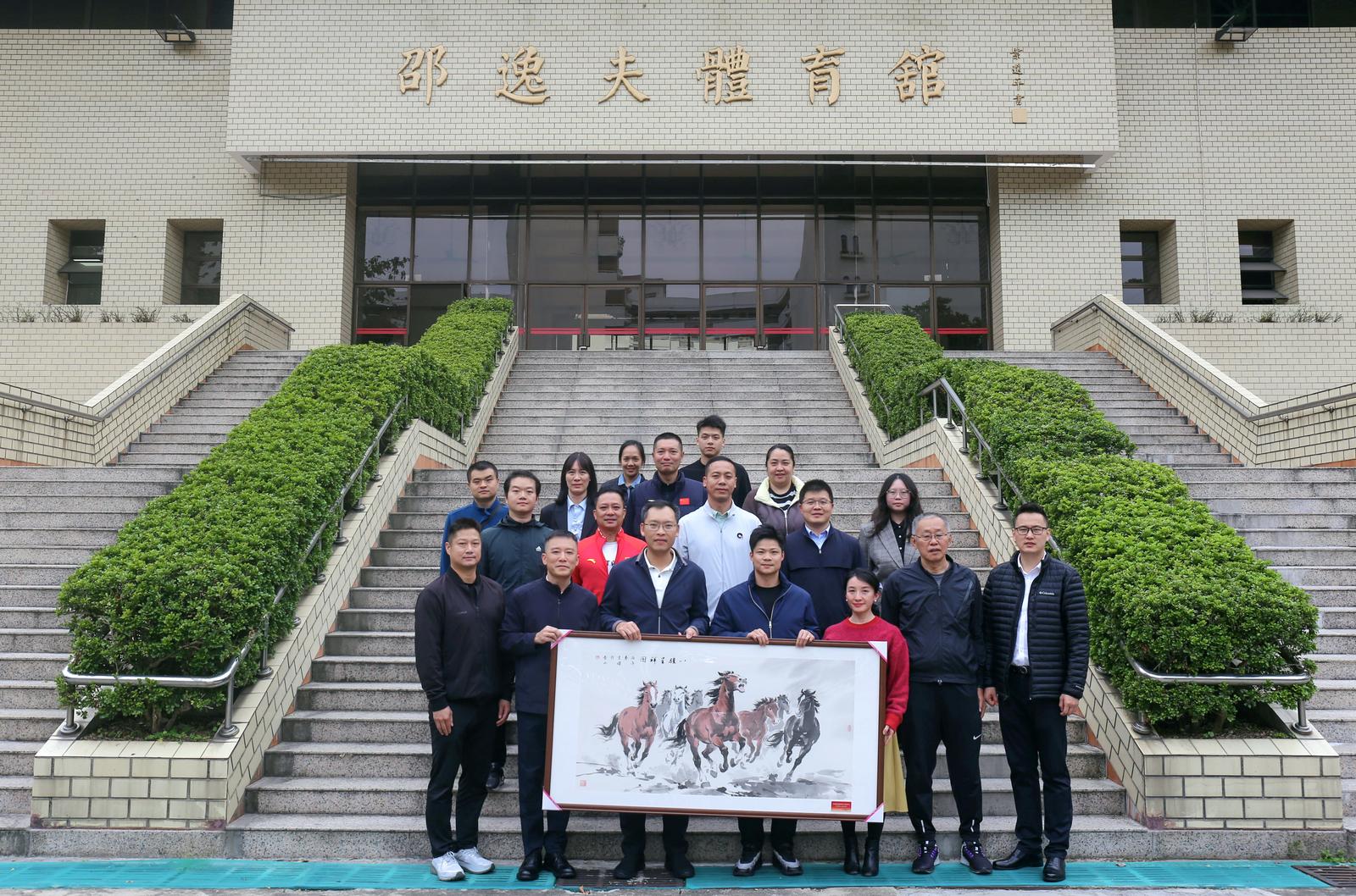 双方互赠纪念品