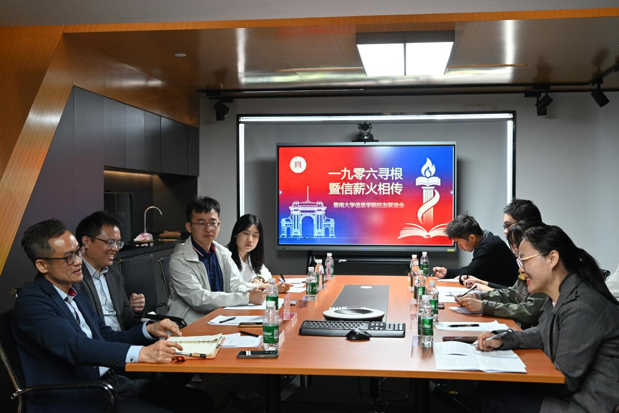 图|参与活动师生与黄健明校友热烈交谈 配图1