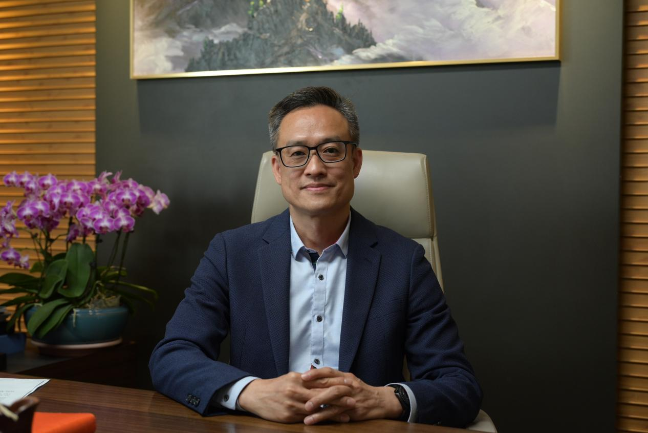图|黄健明在办公室接受采访 配图2