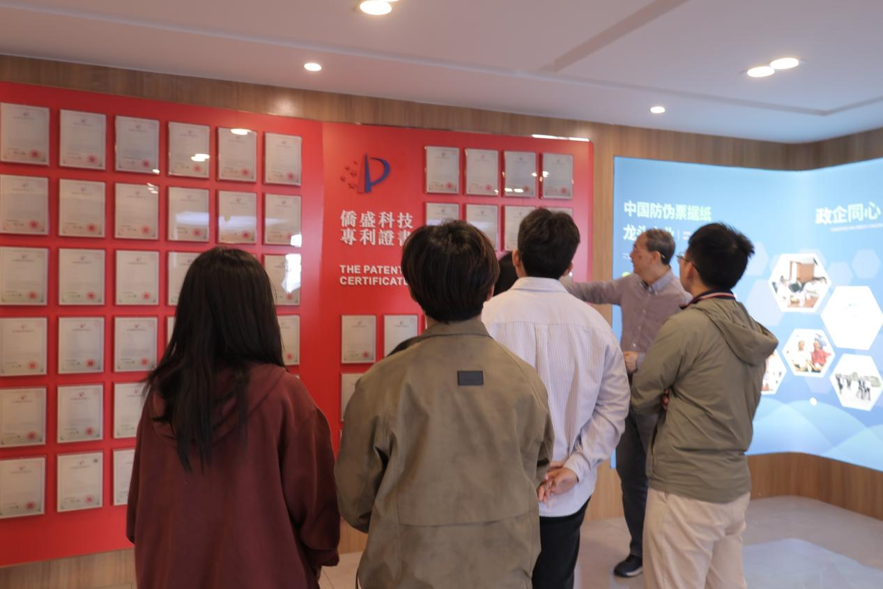 图|叶建忠给师生介绍企业专利墙 配图6