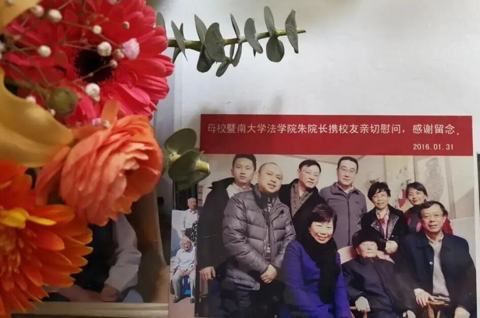 杨竹林校友与法学院师生合影