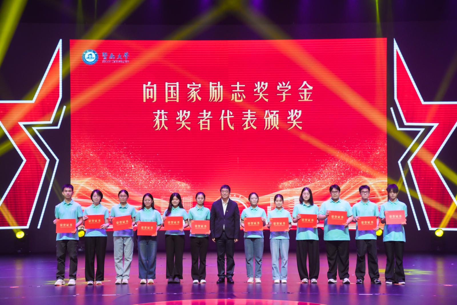 校领导为学生代表颁奖