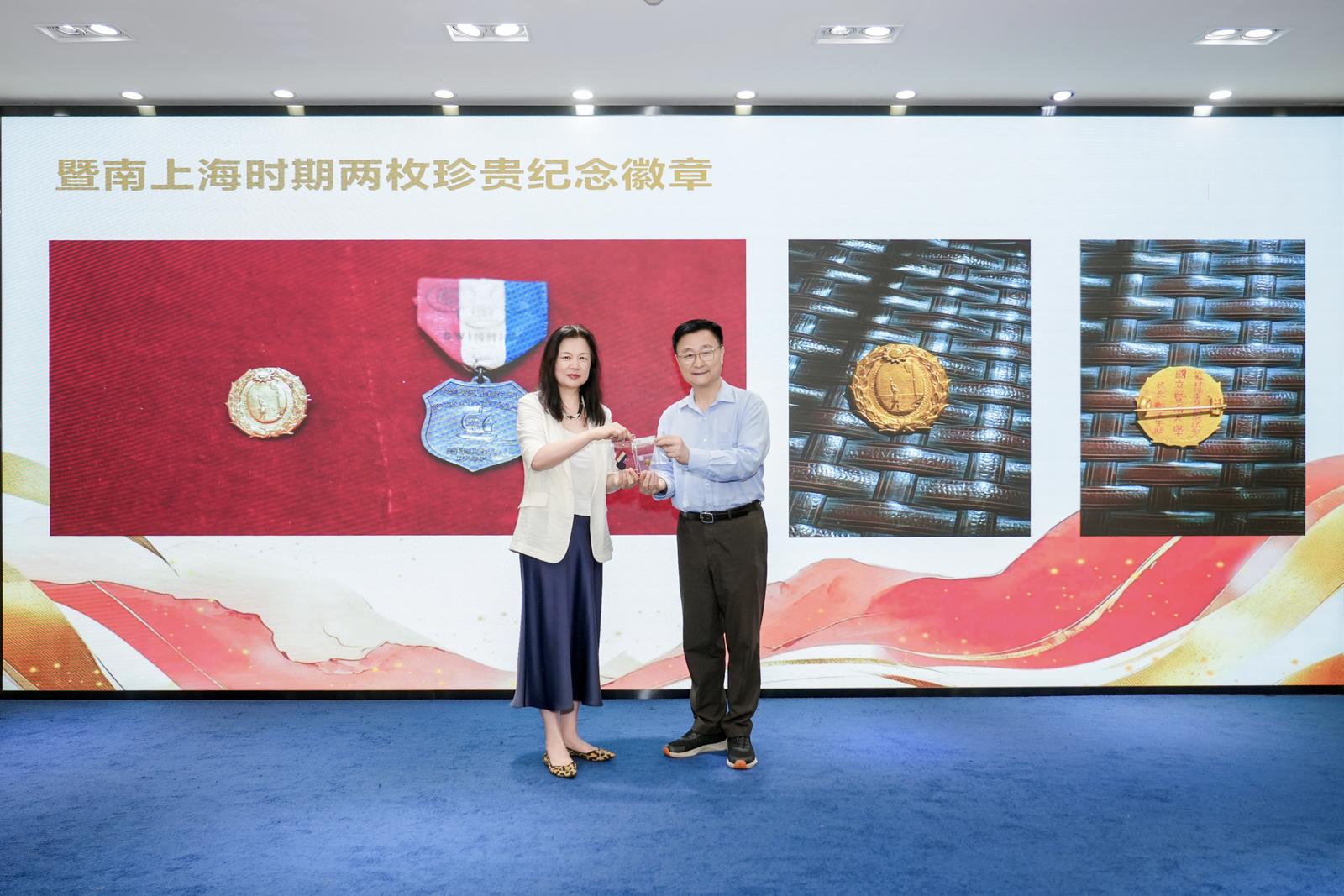 方健宏(右)捐赠暨南上海办学时期两枚纪念徽章
