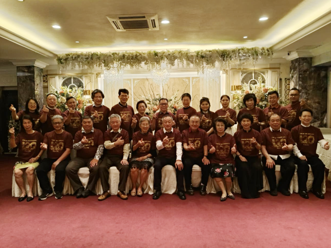 孙彧与印度尼西亚校友会代表合照