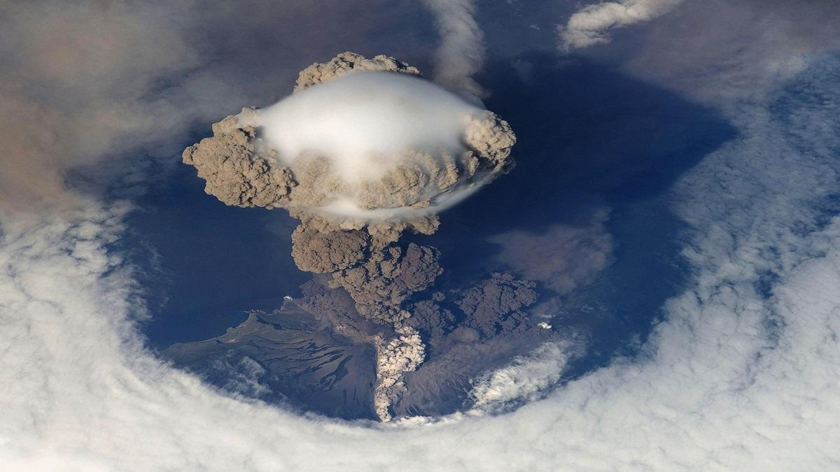 图1.火山爆发图