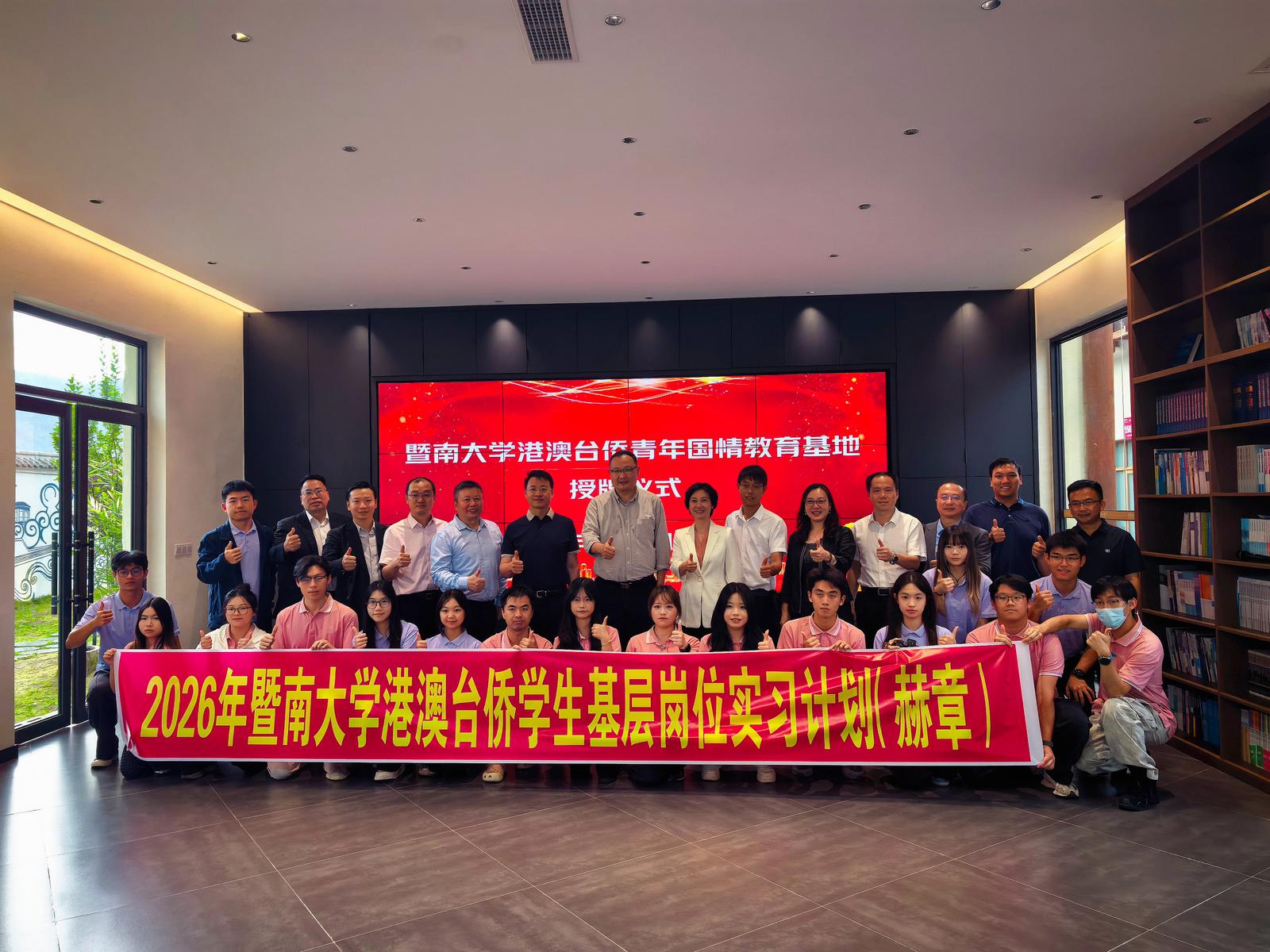张小欣一行慰问在赫章基层实习实践青年学子