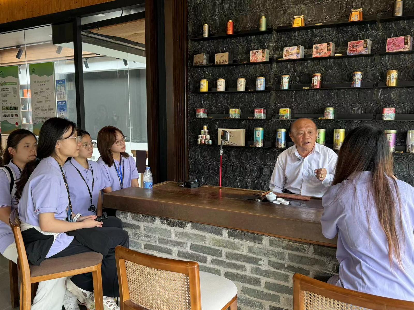 实践队与潮州单丛茶省级非遗传承人林伟周开展深度交流