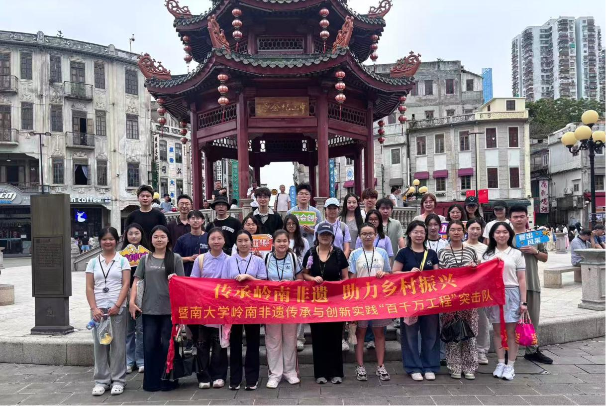 队员在汕头小公园开埠街区开展实地考察