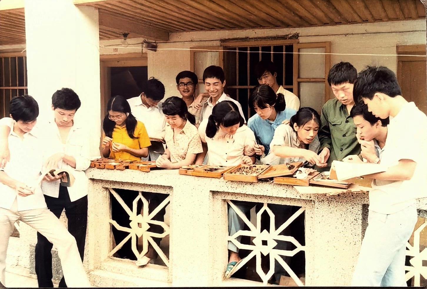 1984年暑假期间,环境生物学专业同学在南昆山开展动物学实习,学习制作动物标本。章生健校友为左二