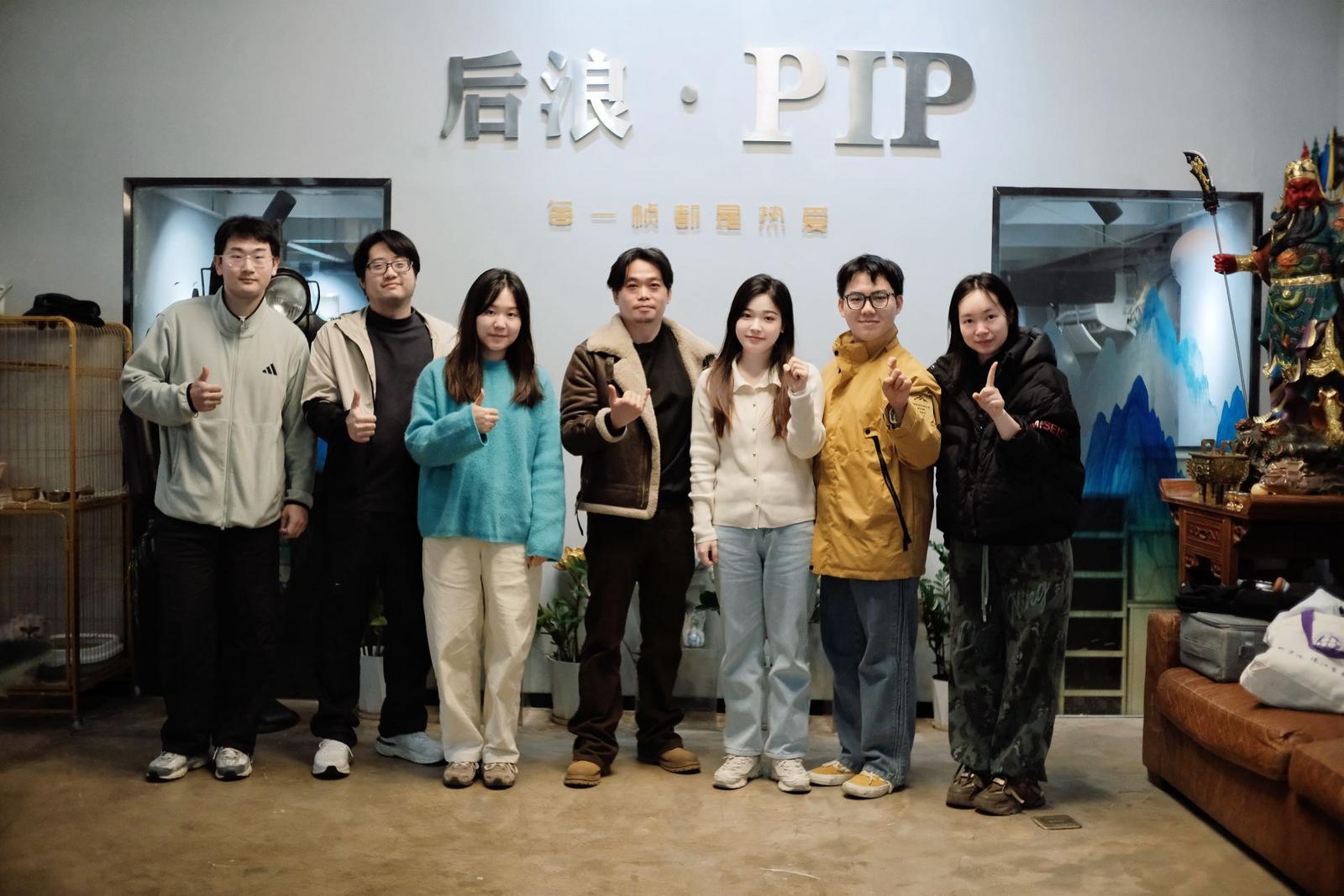 拍摄团队与曾学皓校友在工作室合影留念