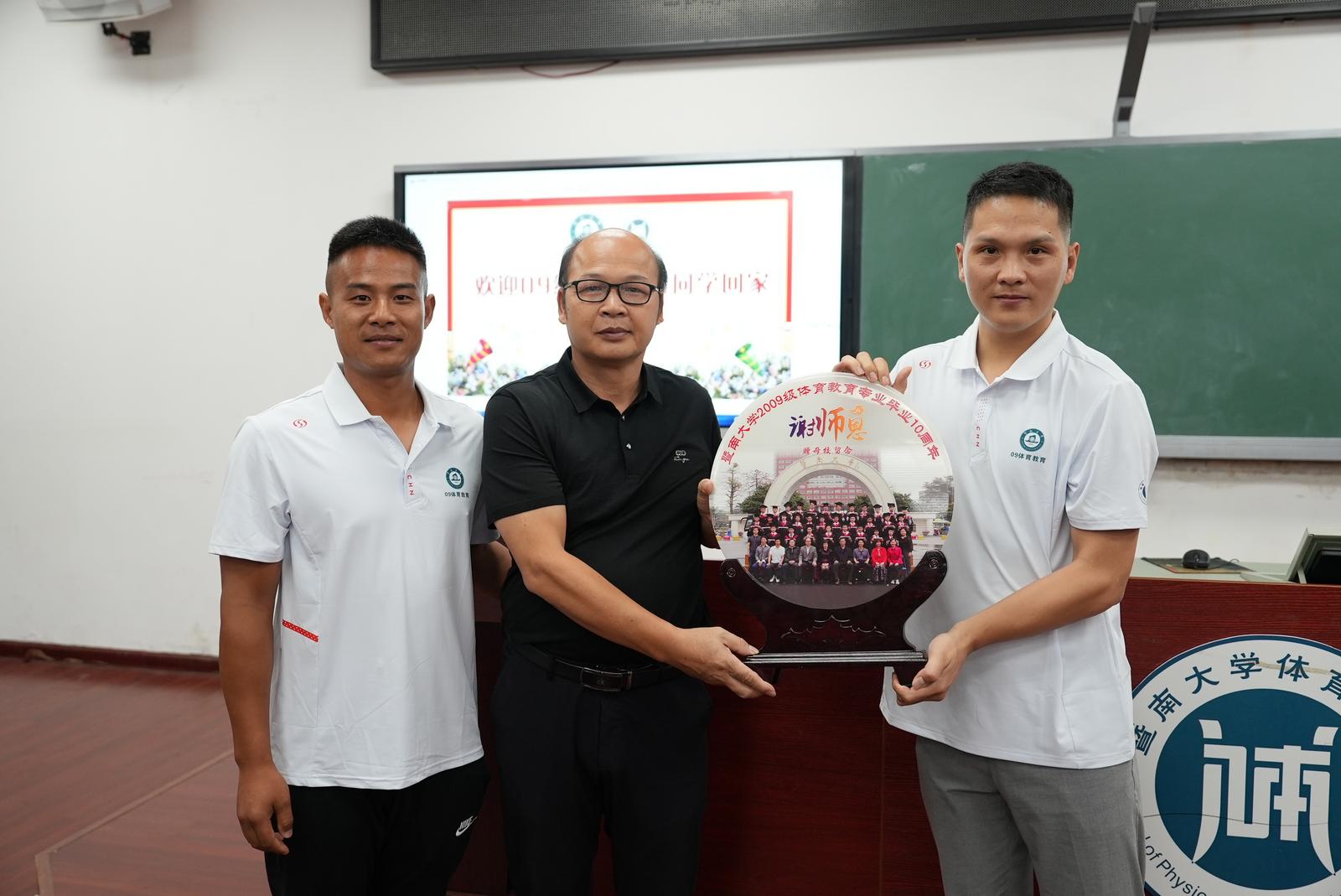 2023年8月 毕业十周年活动作为学生代表为学院送上最美祝福