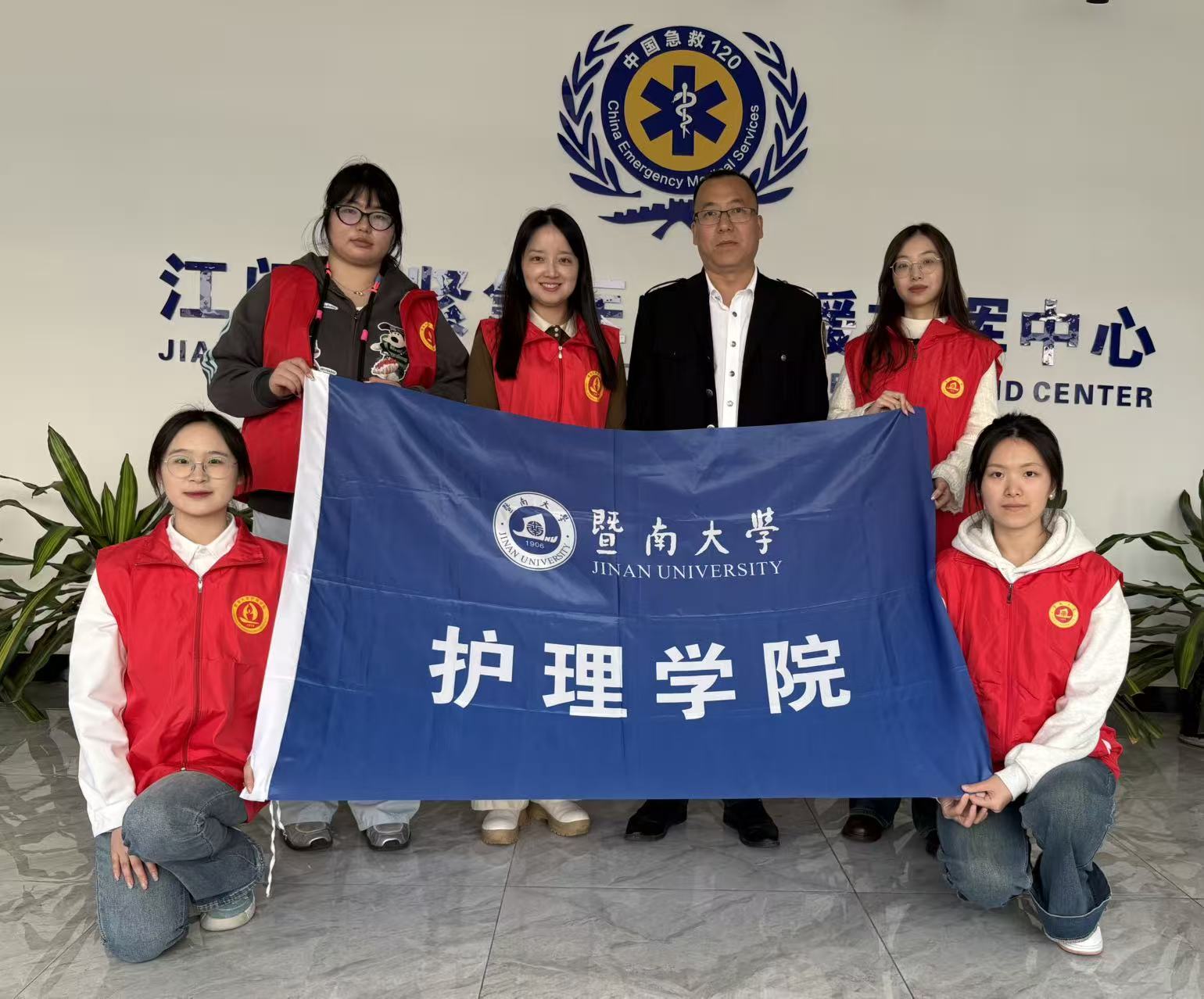 采访小队成员和李红涛合照