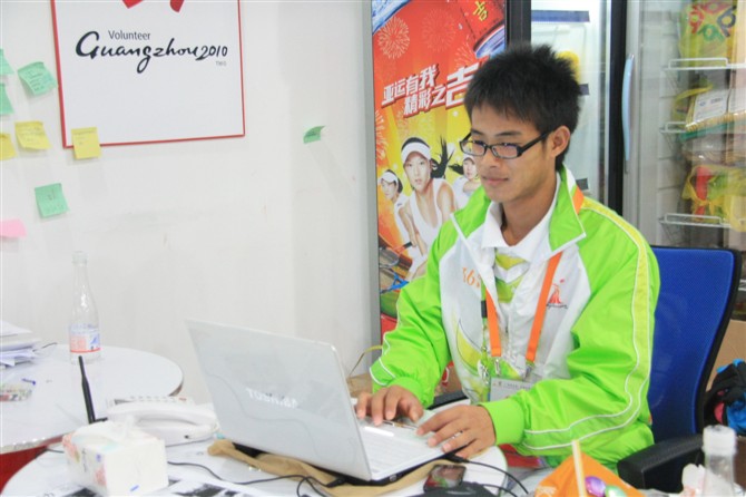 2010年11月作为大学生志愿者参加广州亚运会志愿服务