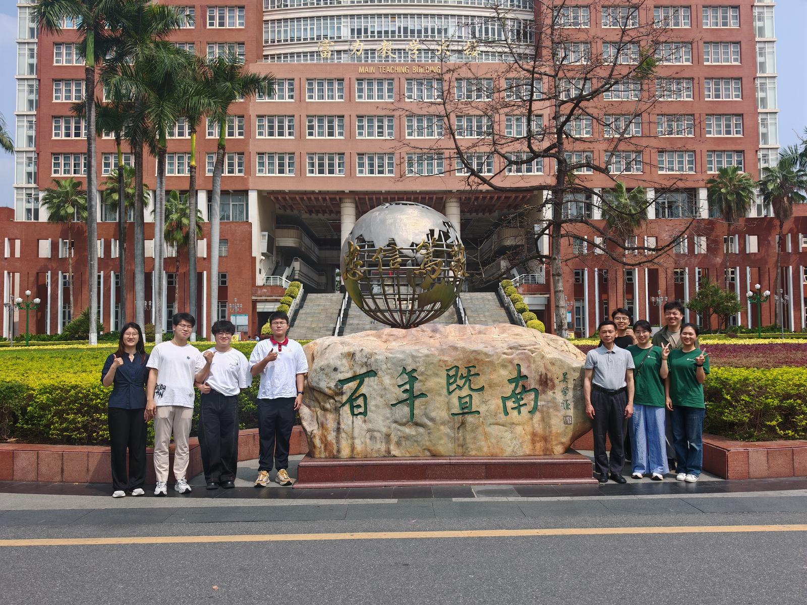 章生健校友(第一排右三)与实践团队合照