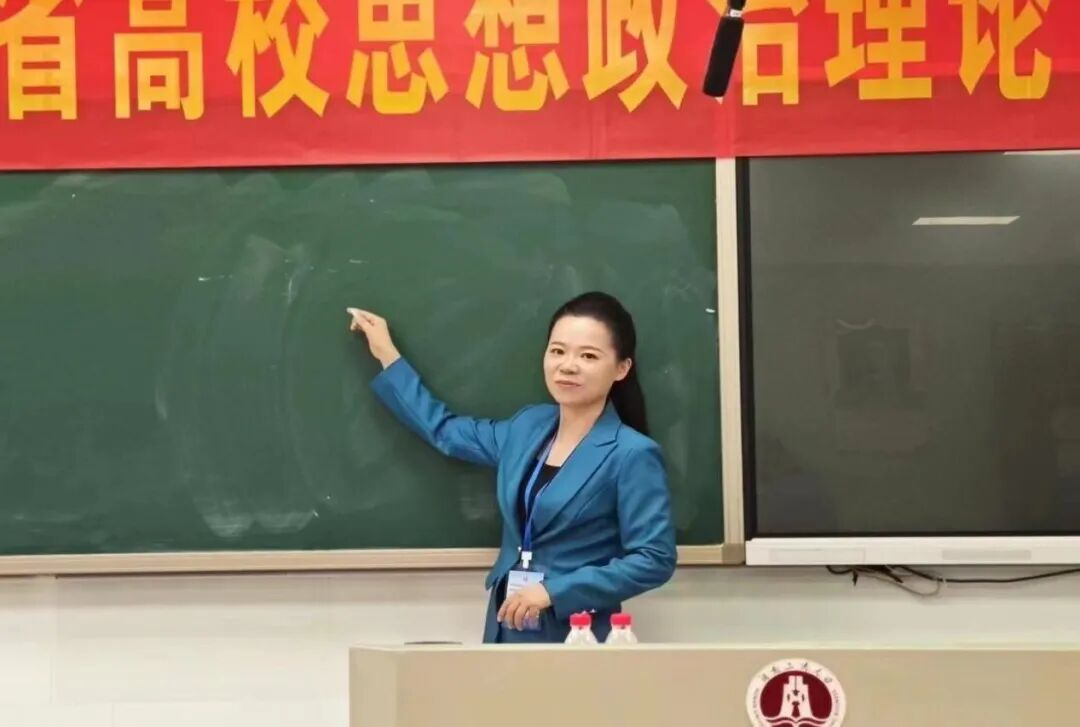(汤素娥参加高校思想政治理论课教学竞赛现场)