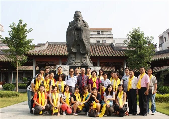 (汤素娥及同窗在学院老师带领下赴肇庆研学)
